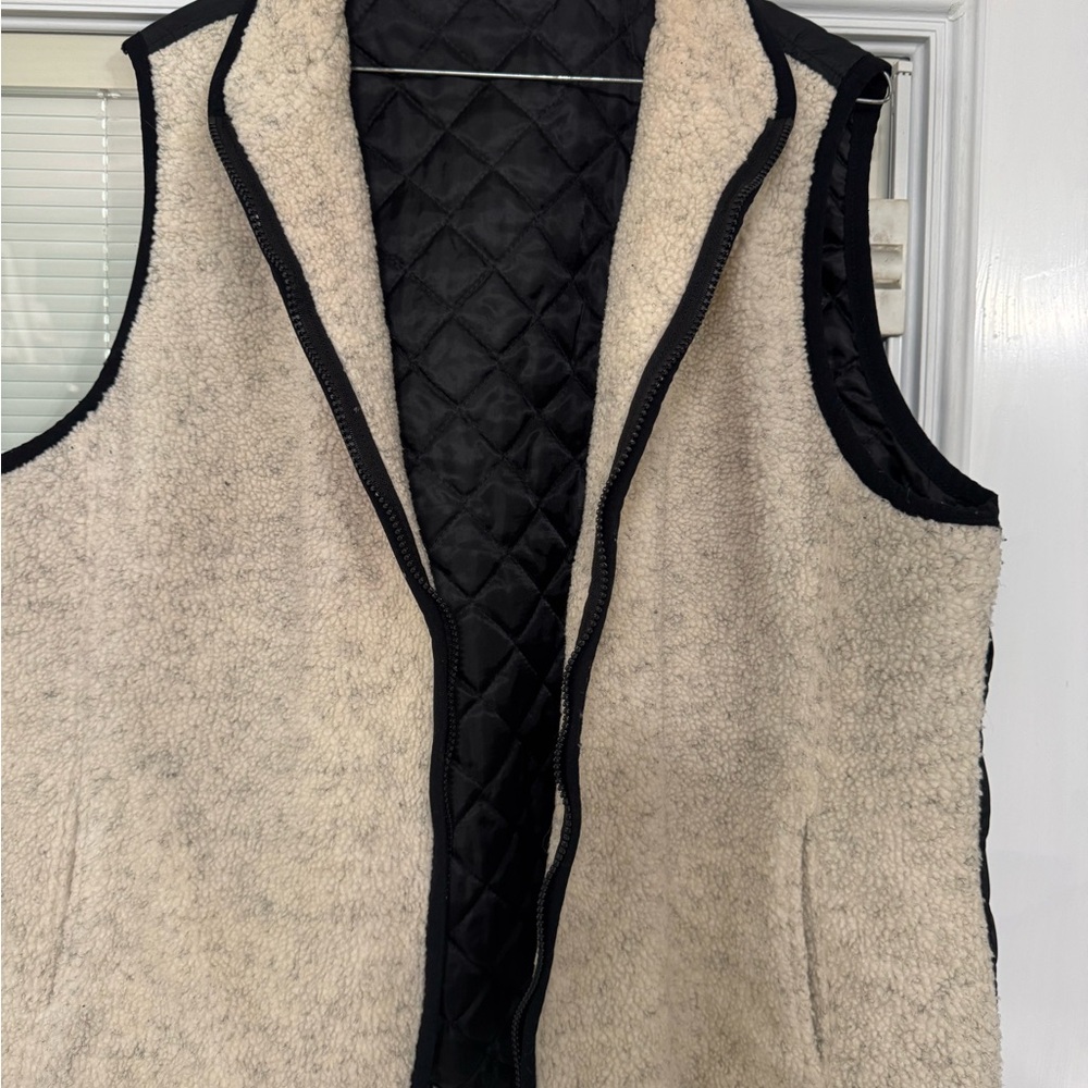 Women's Sherpa Fleece Vest - Cream with Black Trim